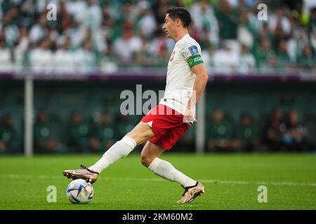 Doha, Qatar. 26th novembre 2022. Robert Lewandowski lors du match de la coupe du monde de la FIFA, Qatar 2022, Groupe C, entre la Pologne et l'Arabie Saoudite, a joué au stade de la ville d'éducation le 26 novembre 2022 à Doha, Qatar. (Photo de Bagu Blanco / PRESSIN) Credit: PRESSINPHOTO SPORTS AGENCY/Alay Live News Banque D'Images