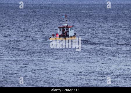 Un petit bateau dans le canal beagle en Argentine. Banque D'Images