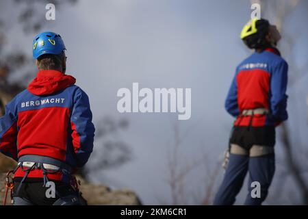 Ballenstedt, Allemagne. 26th novembre 2022. Un membre de l'équipe de sauvetage en montagne de Harz observe un exercice de sauvetage en montagne. Les 20 membres de sauvetage en montagne formés pour le sauvetage aérien doivent régulièrement former leurs connaissances théoriques dans la pratique. Au total, c'est la quatrième journée d'exercice avec la police. Credit: Matthias Bein/dpa/Alay Live News Banque D'Images