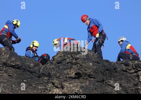 Ballenstedt, Allemagne. 26th novembre 2022. Un hélicoptère de police amène un membre de l'équipe de sauvetage de montagne de Harz avec un treuil au-dessus du massif de montagne sur le Gegensteinen. Les 20 membres de Bergwacht, qui sont formés au sauvetage aérien, doivent régulièrement mettre en pratique leurs connaissances théoriques. Au total, c'est la quatrième journée d'exercice avec la police. Credit: Matthias Bein/dpa/Alay Live News Banque D'Images