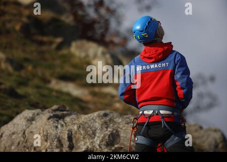 Ballenstedt, Allemagne. 26th novembre 2022. Un membre de l'équipe de sauvetage en montagne de Harz observe un exercice de sauvetage en montagne. Les 20 membres de sauvetage en montagne formés pour le sauvetage aérien doivent régulièrement former leurs connaissances théoriques dans la pratique. Au total, c'est la quatrième journée d'exercice avec la police. Credit: Matthias Bein/dpa/Alay Live News Banque D'Images