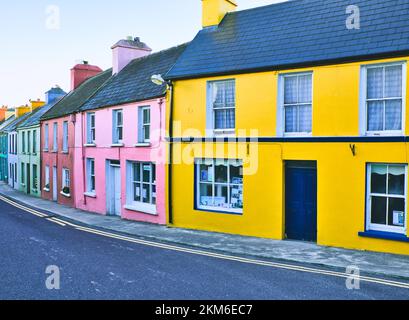 Maisons mitoyennes colorées et colorées à l'aube dans le village d'Eyeries, Beara Peninsula, Comté de Cork, Irlande Banque D'Images