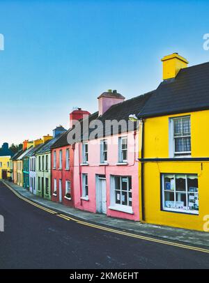 Rangée de maisons aux couleurs vives et vibrantes à l'aube dans le village d'Eyeries, Beara Peninsula, Comté de Cork, Irlande Banque D'Images