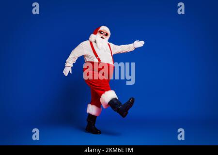 Vue sur toute la longueur du corps de son beau gai Tricherie drôle de graisse blanc-cheveux Santa aller port festal look isolé brillance éclatante Banque D'Images