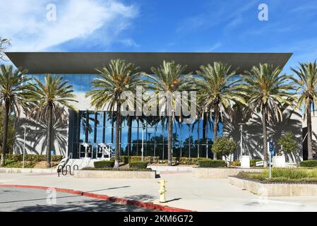 ORANGE, CALIFORNIE - 25 NOVEMBRE 2022 : le bâtiment administratif du campus de Santiago Canyon College. Banque D'Images