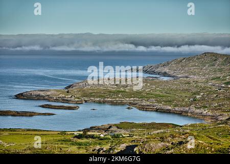 Été brumeux matin vue sur la sauvage et magnifique péninsule de Beara, comté de Cork, Irlande Banque D'Images