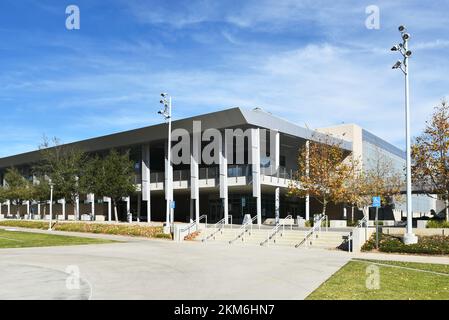 ORANGE, CALIFORNIE - 25 NOVEMBRE 2022 : le Humanities Building sur le campus de Santiago Canyon College. Banque D'Images