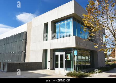 ORANGE, CALIFORNIE - 25 NOVEMBRE 2022 : entrée du Humanities Building sur le campus de Santiago Canyon College. Banque D'Images