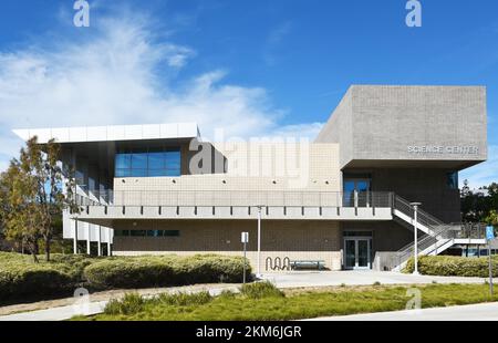 ORANGE, CALIFORNIE - 25 NOVEMBRE 2022 : le bâtiment du centre scientifique sur le campus de Santiago Canyon College. Banque D'Images