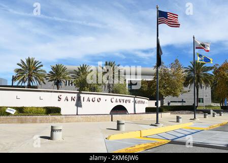 ORANGE, CALIFORNIE - 25 NOVEMBRE 2022 : panneau, fontaine et drapeaux à l'entrée du campus de Santiago Canyon College. Banque D'Images