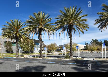 ORANGE, CALIFORNIE - 25 NOVEMBRE 2022 : parking sur le campus de Santiago Canyon College Banque D'Images