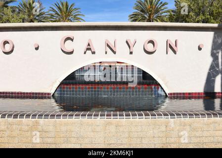 ORANGE, CALIFORNIE - 25 NOVEMBRE 2022 : gros plan de la fontaine à l'entrée du campus de Santiago Canyon College. Banque D'Images