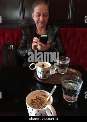 La femme à la table dans le café Banque D'Images