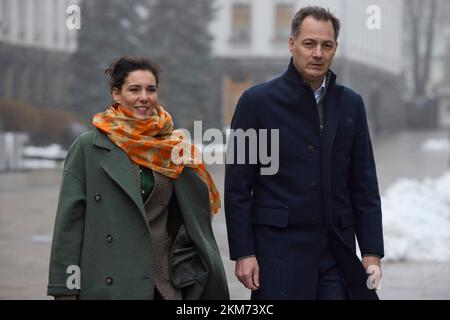 Kiev, Ukraine. 26th novembre 2022. Le ministre belge des Affaires étrangères Hadja Lahbib, à gauche, et le Premier ministre Alexandre de Croo, à droite, traversent le froid amer jusqu'au Palais Mariinsky, 26 novembre 2022 à Kiev, en Ukraine. Les deux dirigeants se rencontrent à l'occasion du 90th anniversaire de la famine de Holodomor qui a tué des millions d'Ukrainiens sous le dirigeant soviétique Joseph Staline. Credit: Présidence de l'Ukraine/Bureau de presse présidentiel ukrainien/Alamy Live News Banque D'Images