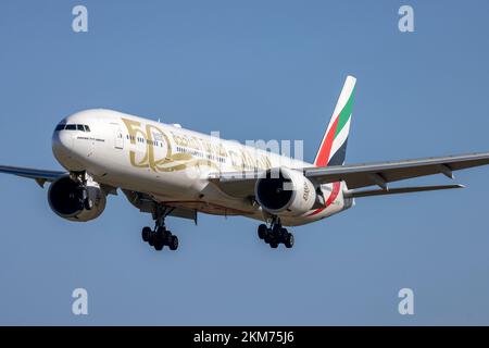 Emirates Boeing 777-31H-ER (REG: A6-EPB) qui arbore le programme « 50th ans des Émirats arabes Unis ». Banque D'Images