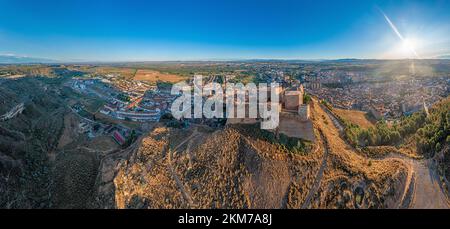 Image de drone du château dans la ville espagnole du nord de Monzon au lever du soleil Banque D'Images