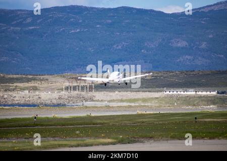 Un petit avion monomoteur qui part d'Ushuaia, en Argentine. Avec des montagnes en arrière-plan. Banque D'Images