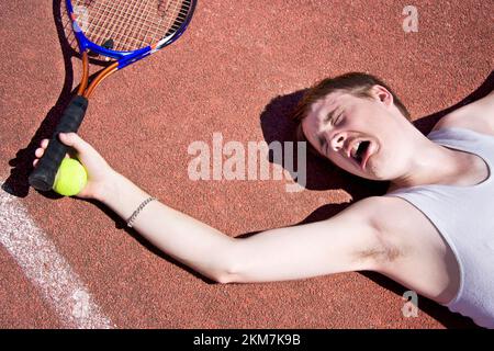 Joueur de tennis sur terre battue à grands cris l'attention médicale avec un coude blessé Banque D'Images