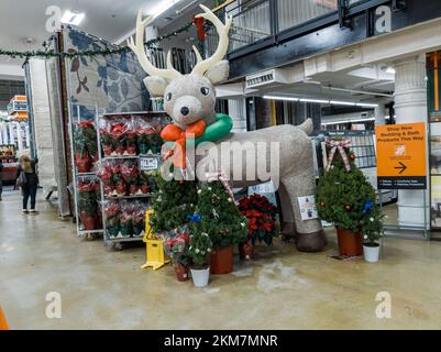 Une exposition de Noël à rennes géants accueille, ou fracas, des visiteurs qui entrent dans un magasin Home Depot à Chelsea, à New York, le samedi 19 novembre 2022. Seulement 36 jours de shopping de plus jusqu'à Noël. (© Richard B. Levine) Banque D'Images