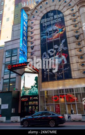 La nouvelle façade des cinémas Regal de Times Square à New York le dimanche, 20 novembre 2022. (©ÊRichard B. Levine) Banque D'Images