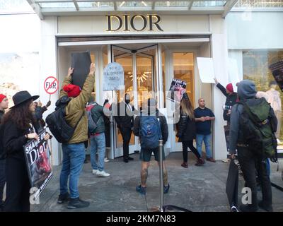 Christian Dior Boutique, 767 5th Ave, New York, NY 10153, États-Unis. 25 novembre 2022. Des manifestations vocales organisées par « la marche de la fourrure à New York » perturbent les zones d'entrée entourant les portes chic de la Fifth Avenue Boutique des leaders de la mode de détail de Manhattan, Christian Dior et Louis Vuitton. ©Julia Mineeva/EGBN TV News/Alamy Live News Banque D'Images