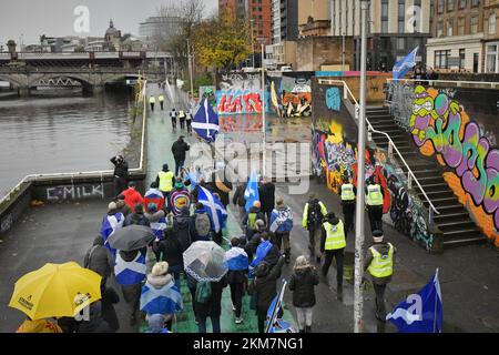 Glasgow, Écosse, Royaume-Uni, 26 novembre 2022. Tout sous une bannière, les supporters de l'indépendance écossaise défilent jusqu'à Pacific Quay où se trouve le complexe de télévision et de radio de BBC Scotland. credit sst/alamy nouvelles en direct Banque D'Images