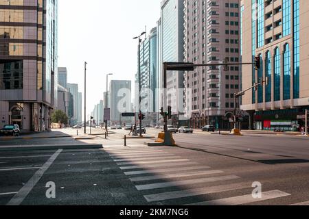ABU DHABI, Émirats Arabes Unis - 13 NOVEMBRE 2022 : rues et gratte-ciels. Grands bâtiments modernes en verre à Abu Dhabi. Émirats arabes Unis. Banque D'Images
