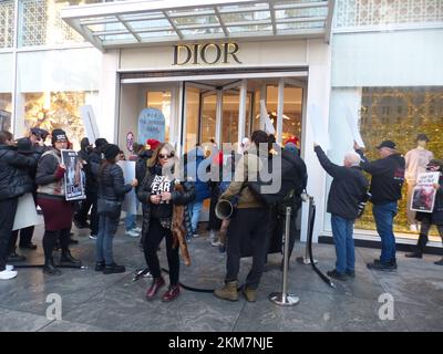 Christian Dior Boutique, 767 5th Ave, New York, NY 10153, États-Unis. 25 novembre 2022. Des manifestations vocales organisées par « la marche de la fourrure à New York » perturbent les zones d'entrée entourant les portes chic de la Fifth Avenue Boutique des leaders de la mode de détail de Manhattan, Christian Dior et Louis Vuitton. ©Julia Mineeva/EGBN TV News/Alamy Live News Banque D'Images