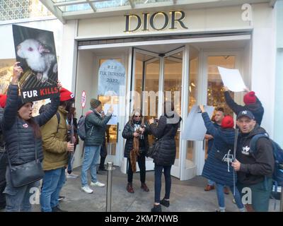 Christian Dior Boutique, 767 5th Ave, New York, NY 10153, États-Unis. 25 novembre 2022. Des manifestations vocales organisées par « la marche de la fourrure à New York » perturbent les zones d'entrée entourant les portes chic de la Fifth Avenue Boutique des leaders de la mode de détail de Manhattan, Christian Dior et Louis Vuitton. ©Julia Mineeva/EGBN TV News/Alamy Live News Banque D'Images