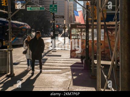 Un fournisseur de chariots alimentaires les emballe pour la journée à Lower Manhattan, à New York, lundi, à 21 novembre 2022. (© Richard B. Levine) Banque D'Images