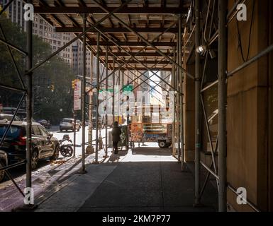 Un fournisseur de chariots alimentaires les emballe pour la journée à Lower Manhattan, à New York, lundi, à 21 novembre 2022. (© Richard B. Levine) Banque D'Images