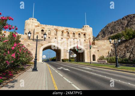 Musée Muscat Gate. Architecture omanaise traditionnelle. Vieille ville de Muscat près de Mutrah Corniche, Oman. Péninsule arabique. Banque D'Images