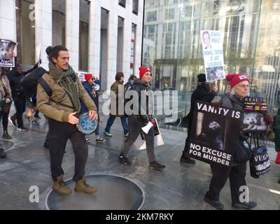 Christian Dior Boutique, 767 5th Ave, New York, NY 10153, États-Unis. 25 novembre 2022. Des manifestations vocales organisées par « la marche de la fourrure à New York » perturbent les zones d'entrée entourant les portes chic de la Fifth Avenue Boutique des leaders de la mode de détail de Manhattan, Christian Dior et Louis Vuitton. ©Julia Mineeva/EGBN TV News/Alamy Live News Banque D'Images