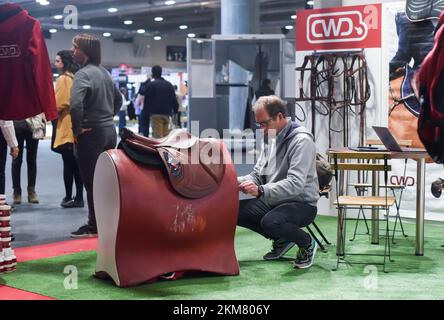 Madrid, Espagne. 25th novembre 2022. Les visiteurs peuvent voir des expositions lors d'une exposition pendant la semaine équestre de Madrid de l'IFEMA, à Madrid, Espagne, le 25 novembre 2022. Credit: Gustavo Valiente/Xinhua/Alamy Live News Banque D'Images