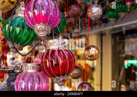 Souvenirs exposés dans les boutiques du marché de la vieille ville de Nizwa. Oman. Péninsule arabique. Banque D'Images