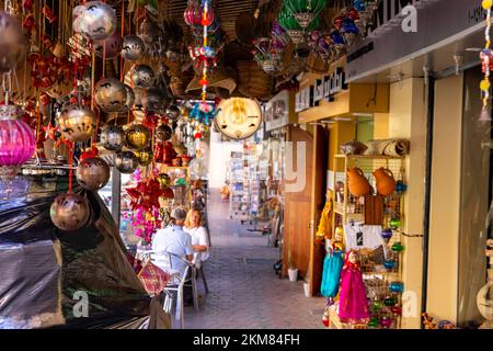 Souvenirs exposés dans les boutiques du marché de la vieille ville de Nizwa. Oman. Péninsule arabique. Banque D'Images