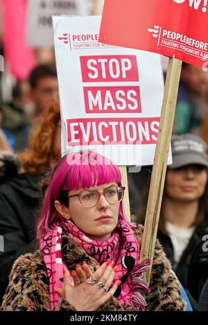 Une femme participe à un rallye soulever le toit à Dublin. La protestation porte sur la crise actuelle du logement dans le pays. Date de la photo: Samedi 26 novembre 2022. Banque D'Images