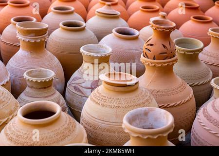 Poterie faite à la main dans le marché de Nizwa. Des jarres d'argile au Bazar arabe traditionnel rural, Oman. Banque D'Images