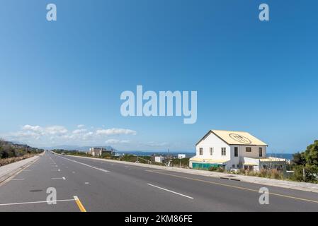 Bettys Bay, Afrique du Sud - 20 septembre 2022 : une scène de rue, avec des entreprises et des véhicules, à Bettys Bay, dans la province du Cap occidental Banque D'Images