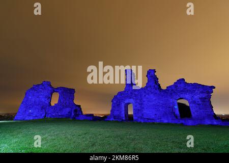 Château de Sandal à Wakefield illuminé la nuit Banque D'Images
