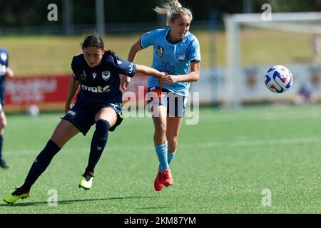 Sydney, Australie. 26th novembre 2022. Mackenzie Hawkesby du FC Sydney est en compétition pour le ballon avec Jessika Nash de Melbourne victoire lors du match entre le FC Sydney et Melbourne victoire au Cromer Park crédit: IIO IMAGES/Alay Live News Banque D'Images