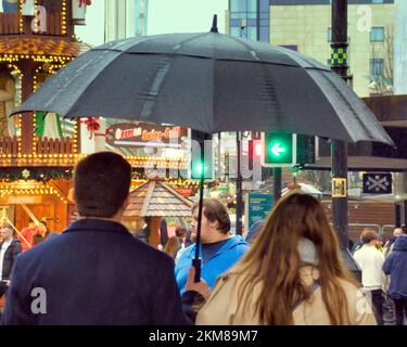 Glasgow, Écosse, Royaume-Uni 26th novembre 2022. Météo au Royaume-Uni : pleuvoir dur signifiait que les habitants se lassent dans la misère de l'esprit d'avant Noël sous leurs parasols. Crédit Gerard Ferry/Alay Live News Banque D'Images