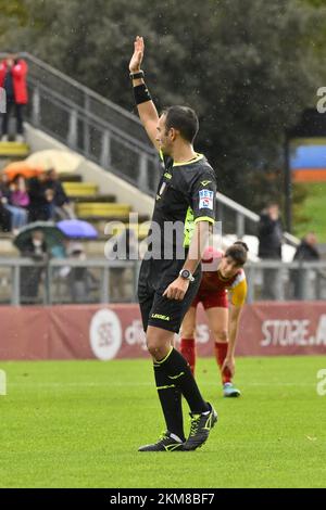 Rome, Italie. 26th novembre 2022. Arbitre Massimiliano Bonomo pendant les 10th jours de la série A Championship entre A.S. Les femmes roms et Pomigliano Calcio Femminile au stadio Tre Fontane le 26th novembre 2022 à Rome, Italie. Crédit : Agence photo indépendante/Alamy Live News Banque D'Images