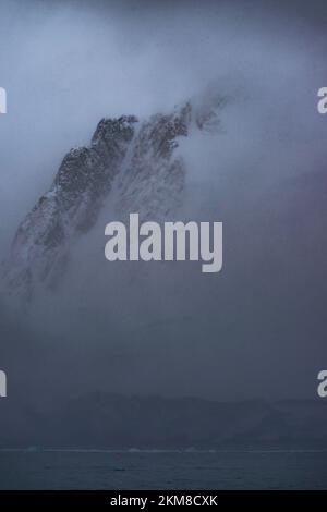 Les falaises du chenal Lemaire en Antarctique; sont principalement couvertes de brume ou de brouillard. Banque D'Images