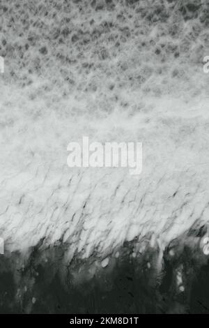 Image texturée de glace de mer se formant sur l'océan sud, avec un filtre noir et blanc. Banque D'Images