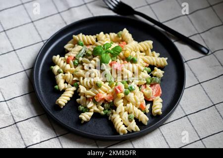 Salade de pâtes avec légumes, sauce et épices. Banque D'Images