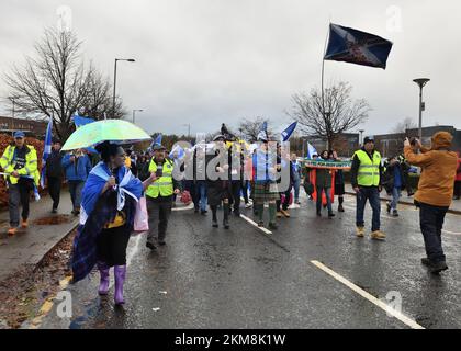 26th novembre 2022, Pacific Quay, Glasgow, Écosse, Royaume-Uni. Une marche sous une bannière a permis aux manifestants de se sentir à l'extérieur des studios de la BBC à Glasgow, en Écosse. Credit Douglas Carr/Alamy Live News Banque D'Images