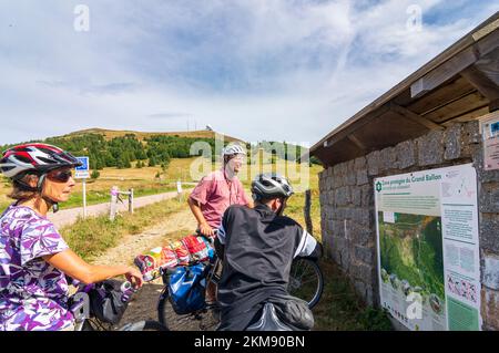 Vosges (Vogesen) montagnes: Cyclistes sur la carte en face de la montagne Grand ballon (Großer Belchen) en Alsace (Elssass), Haut-Rhin (Oberelsss), France Banque D'Images