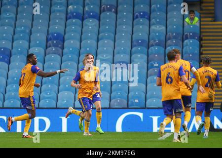 George Lapslie #32 de Mansfield Town célèbre son objectif de faire 0-1 pendant le match Emirates FA Cup Round 2 Sheffield mercredi contre Mansfield Town à Hillsborough, Sheffield, Royaume-Uni, 26th novembre 2022 (photo de Gareth Evans/News Images) Banque D'Images