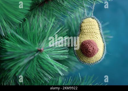 Jouet crochet avocat. Poupée de tapis vert faite à la main. Idées de cadeaux de Noël. Jouet écologique en matériaux naturels. Banque D'Images